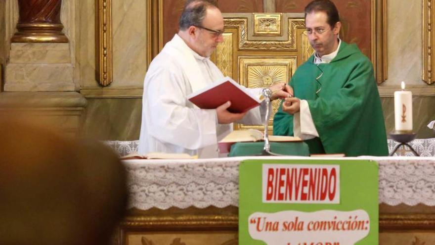 Vicente Pañeda y Francisco Panizo, ayer, durante la celebración religiosa en la iglesia de Miranda.