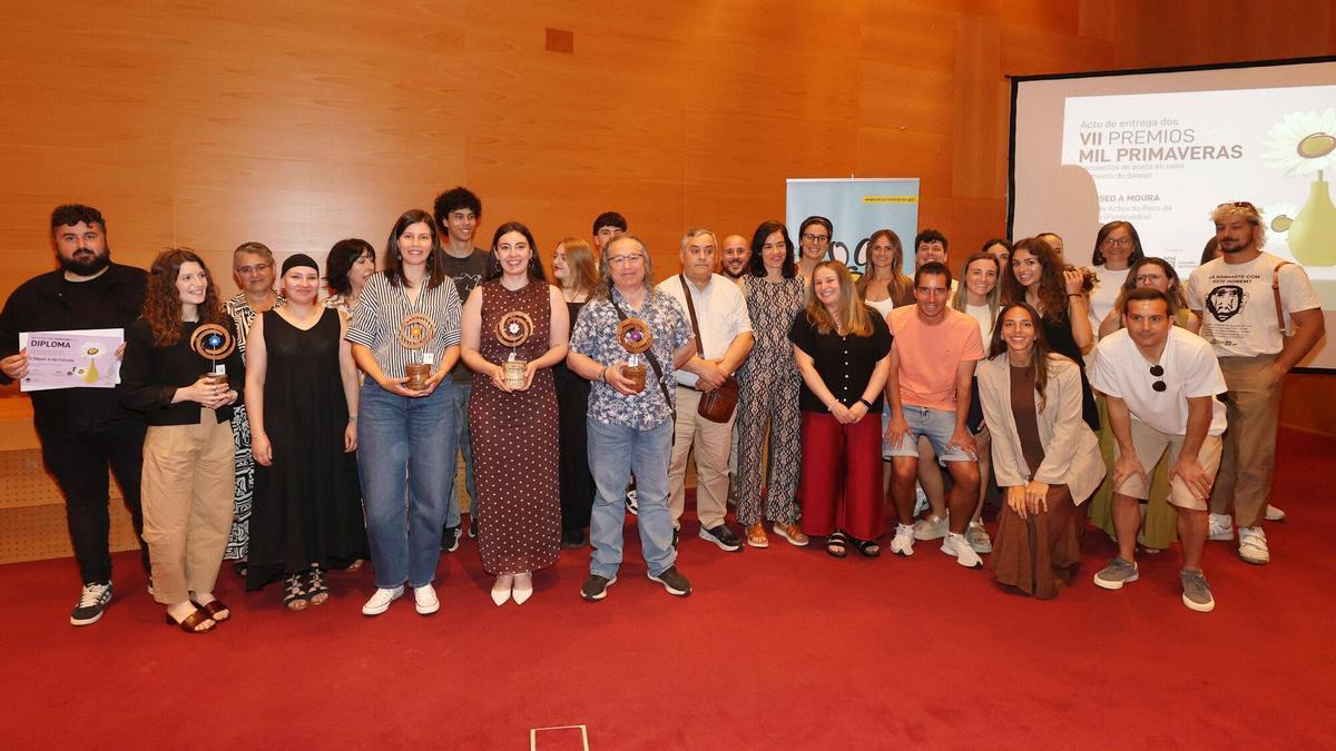 Representantes dos proxectos recoñecidos nos VII Premios Mil Primaveras, celebrados en Pontevedra