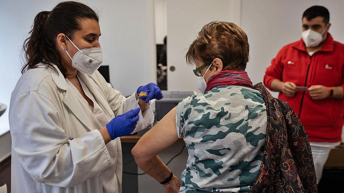 Una mujer recibe la primera dosis de la vacuna en el Santa Elena. |