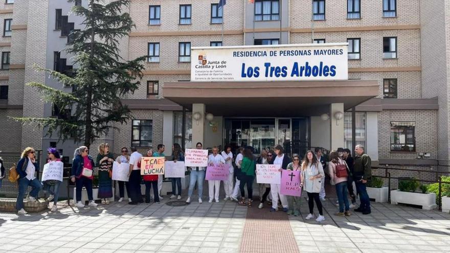 Las TCAE de Zamora se concentran los jueves a las puertas de las residencias