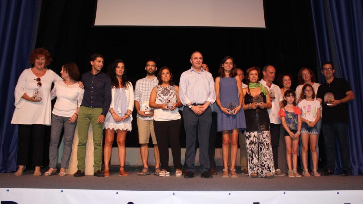 El alcalde de Casares, Pepe Carrasco, con los galardonados en una edición anterior de los Premios Blas Infante Solidarios.