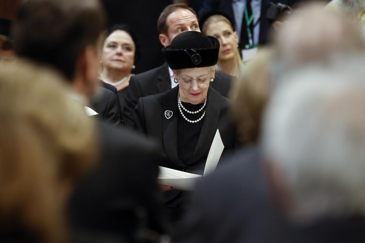 Athens (Greece), 16/01/2023.- Denmark’s Queen Margrethe II. (C) attends the funeral service of former King of Greece Constantine II in the Metropolitan Cathedral of Athens, Greece, 16 January 2023. Greece’s former King Constantine II died at the age of 82 on 10 January 2023. The funeral service is held at the Metropolis Cathedral of Athen before he will be burried near the graves of his ancestrors at the Tatoi former royal palace. (Dinamarca, Grecia, Atenas) EFE/EPA/STOYAN NENOV / POOL