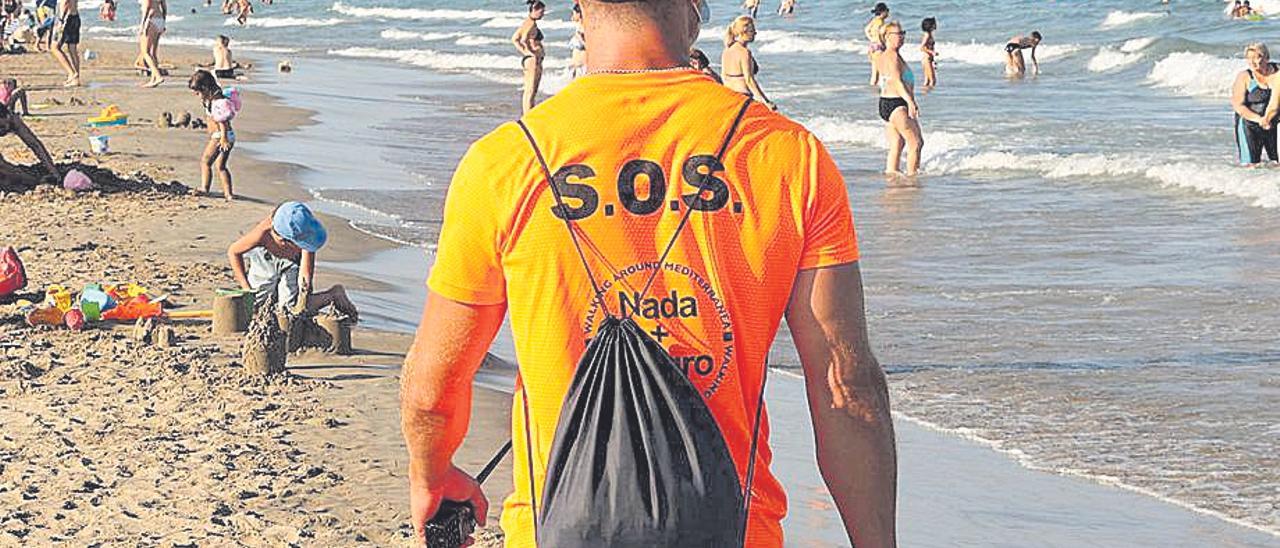 Un joven socorrista recorre la orilla, en la playa del Gurugú de Castelló.
