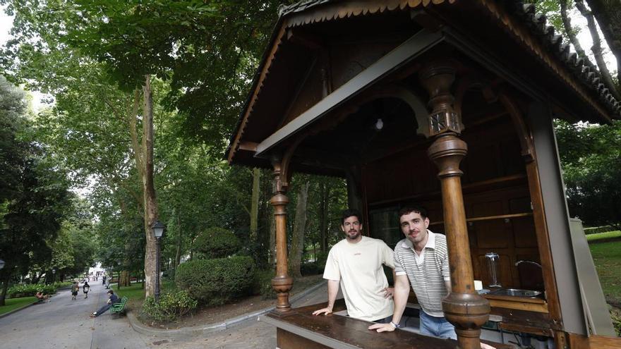 Cuatro amigos de toda la vida reabren La Chucha, el histórico quiOsco de Oviedo: café de especialidad, matcha, galletas y una pequeña terraza con cuatro mesas