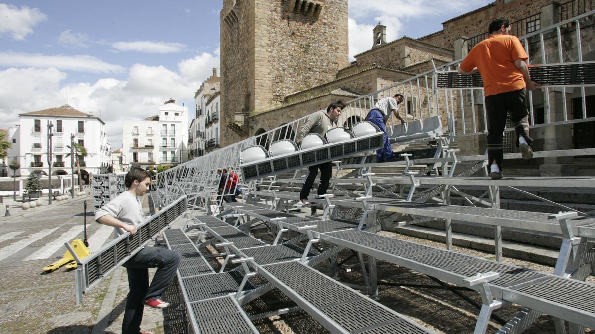 Instalación de gradas de Semana Santa en Cáceres en el año 2006.