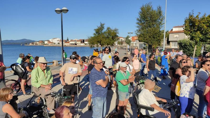 Concentración de los vecinos de O Grove el pasado sábado en Terra de Porto. |   // FDV