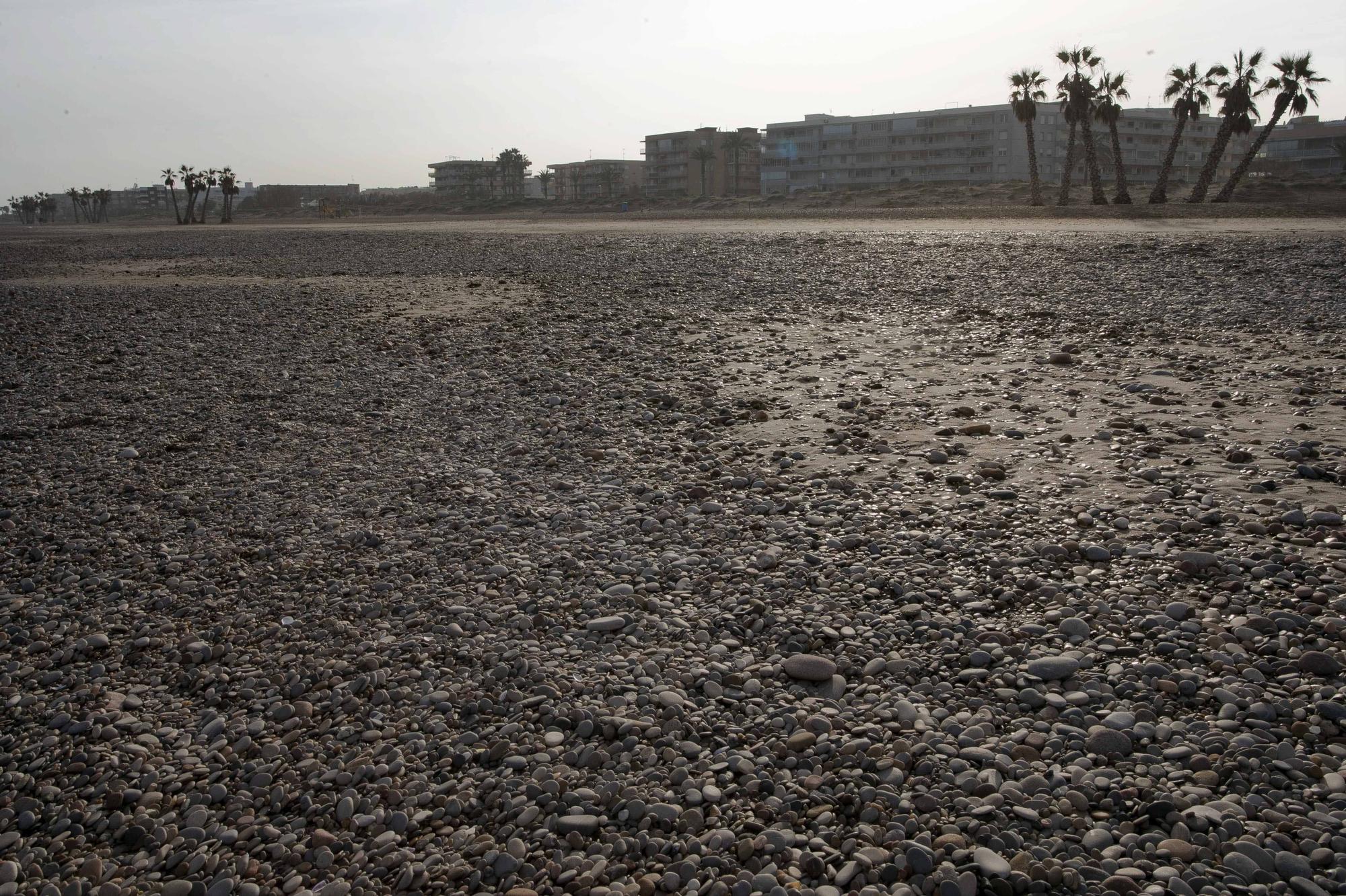 La playa de Canet d'En Berenguer con más piedras que nunca.