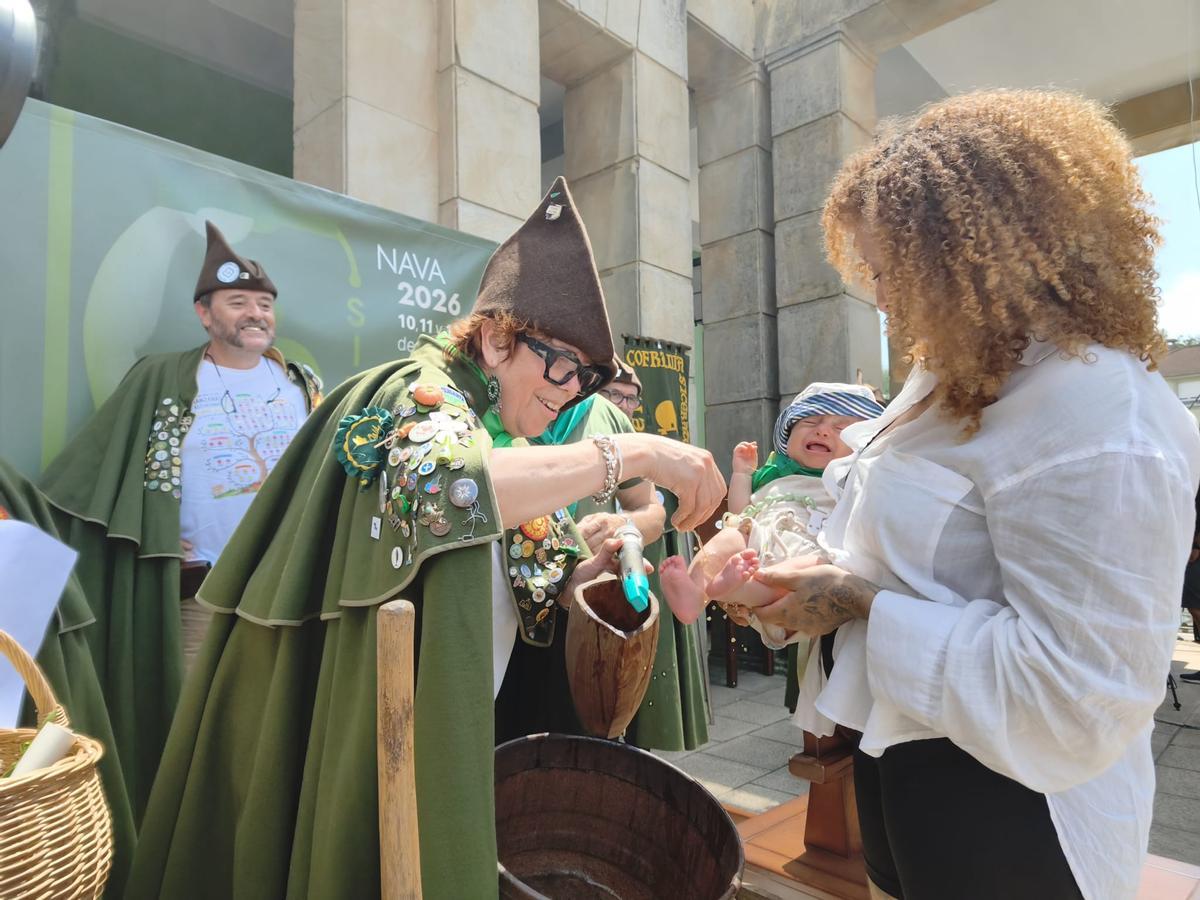 El bautismo sidrero de una veintena de bebés en el Festival de la Sidra de Nava, en imágenes
