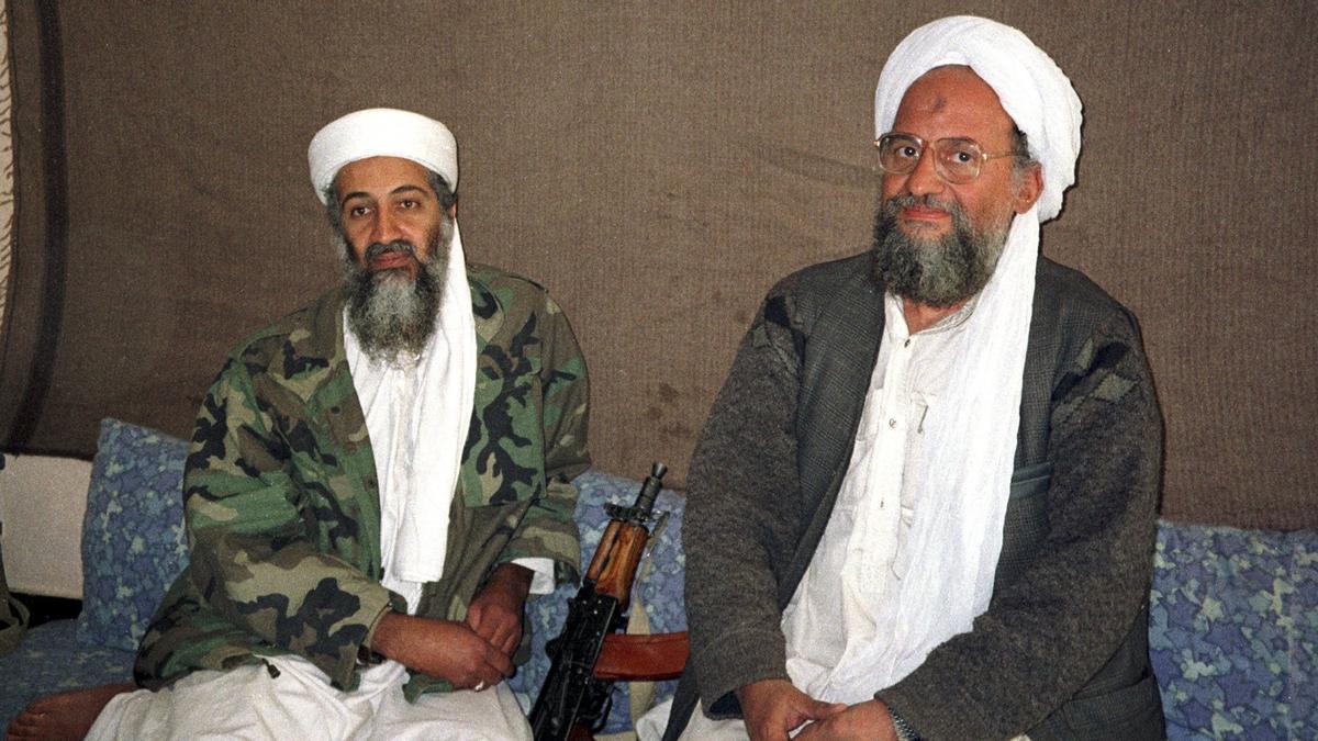 Osama Bin Laden, izquierda, y Ayman al Zawahiri, en una fotografía tomada en 2001 en Afganistán.