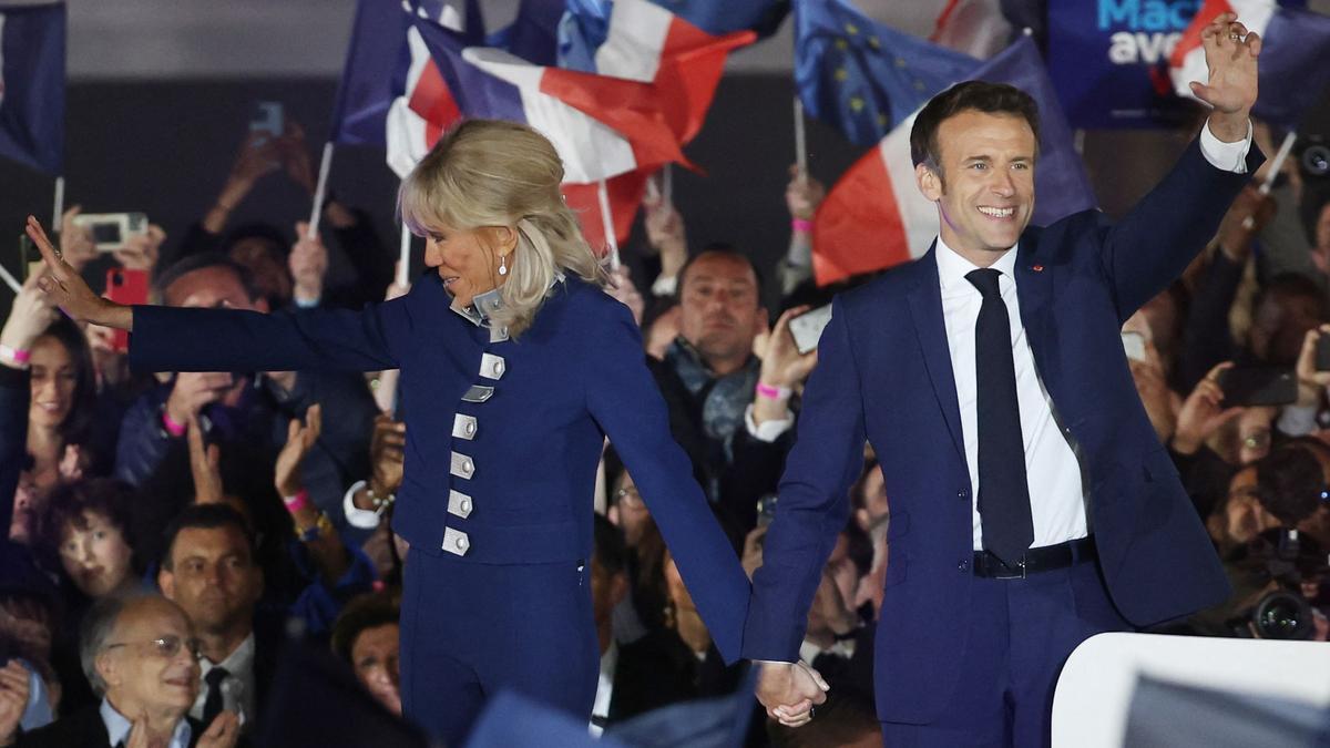Emmanuel Macron y su esposa Brigitte Macron celebran su victoria en las elecciones presidenciales de Francia, en el Campo de Marte de París, el 24 de abril de 2022