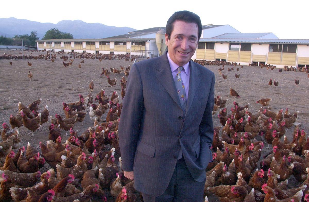 El fundador de la empresa Ous Roig, Agustí Roig, posa en una de sus granjas en la localidad de Jesús (Baix Ebre), en una imagen tomada a finales de 2003.