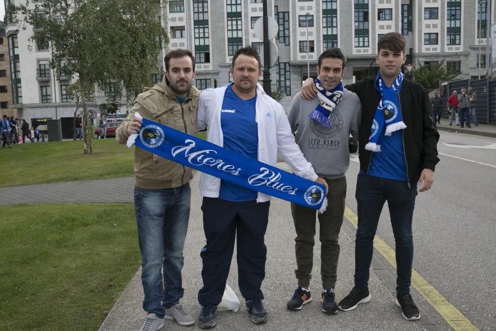 La afición azul apoya al Real Oviedo en el Tartiere