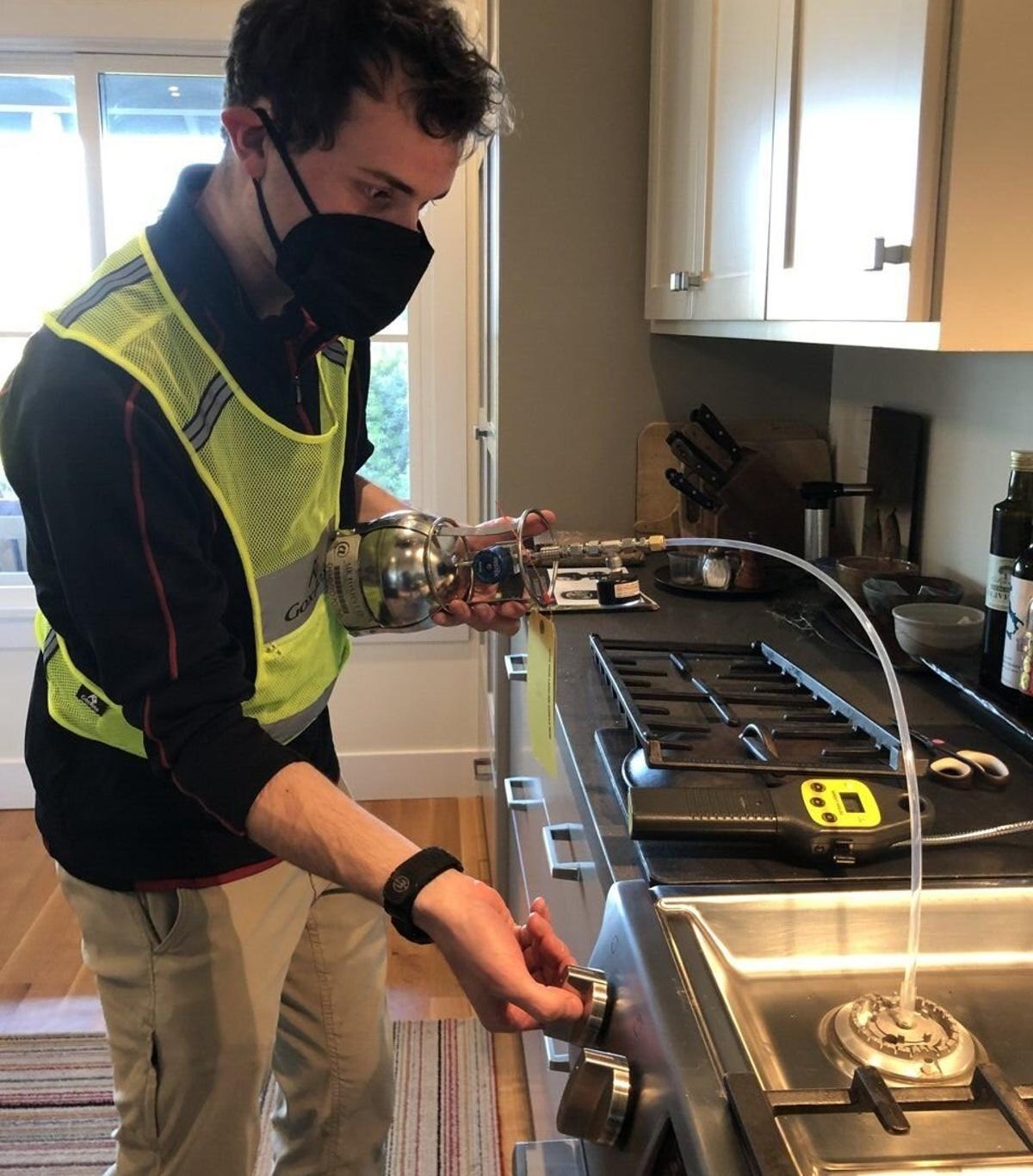 Uno de los científicos, efectuando mediciones en una cocina de gas