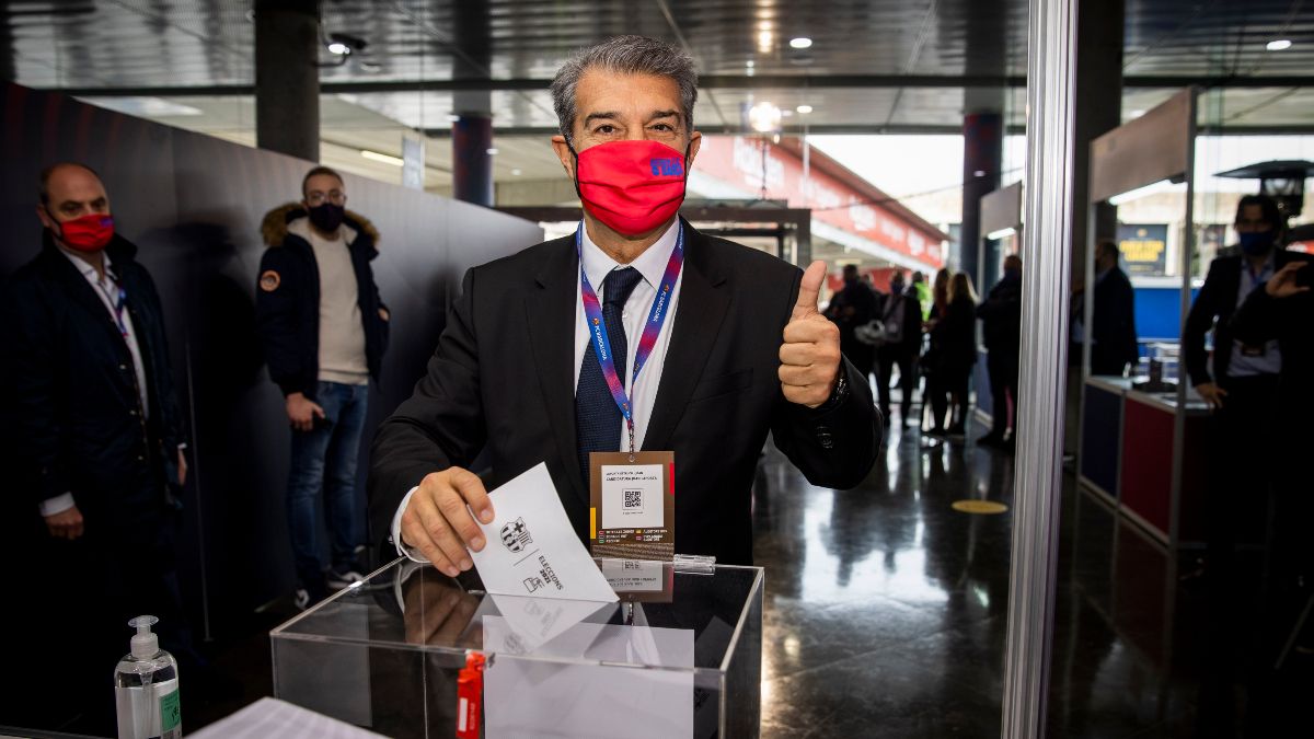 Joan Laporta, la candidatura con más firmas, fue el primero en votar