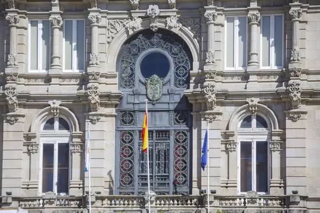 La alcaldesa de A Coruña propone recuperar la bandera de la ciudad