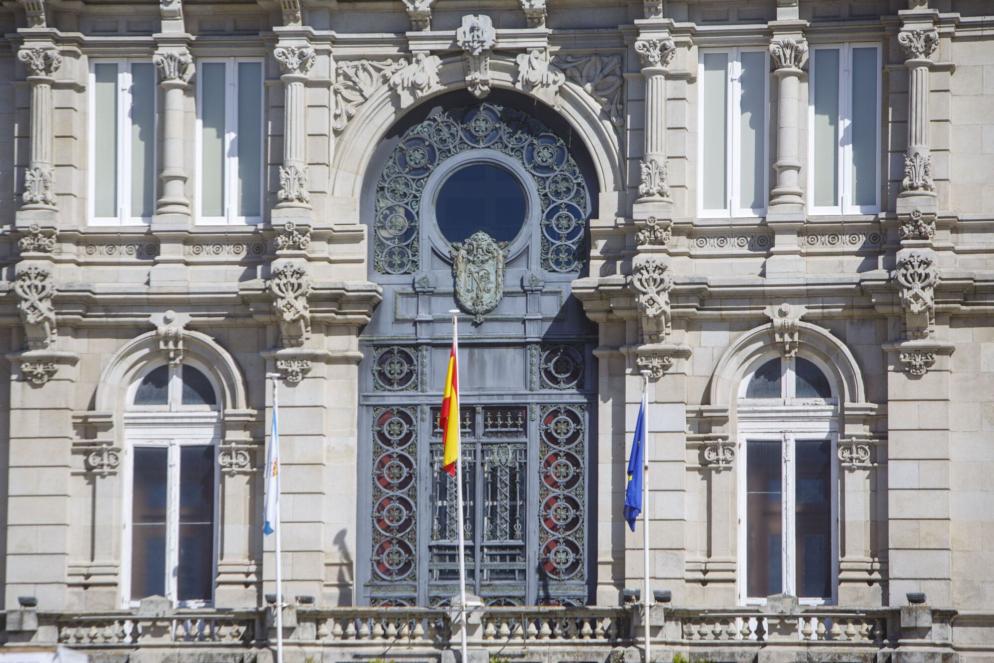 Banderas de Galicia, España y la Unión Europea en el balcón principal del Ayuntamiento de A Coruña.