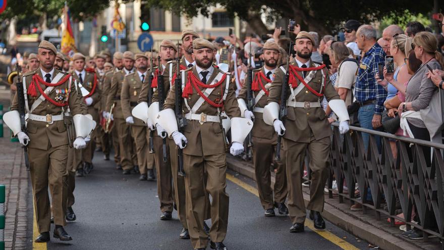 Desfile de tropas con motivo de la Pascua Militar en la plaza Weyler