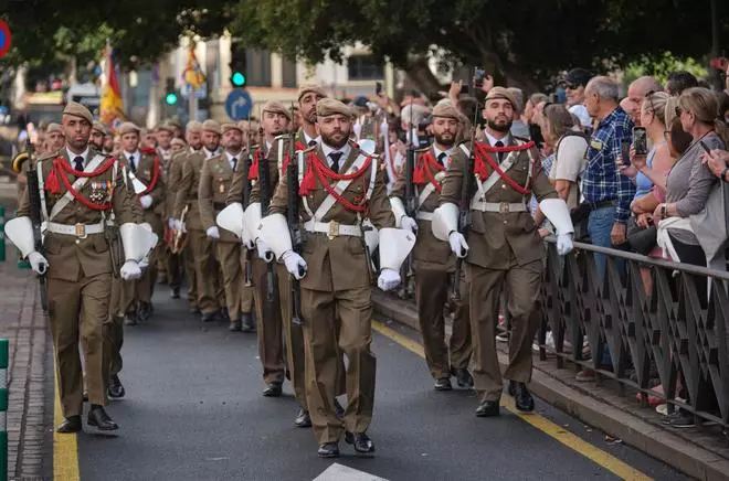 Desfile de tropas con motivo de la Pascua Militar en la plaza Weyler