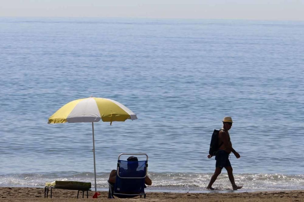 Los malagueños se lanzan a la playa