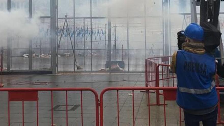 Tres de los jóvenes de la productora, en uno de los momentos de la grabación en Valencia.