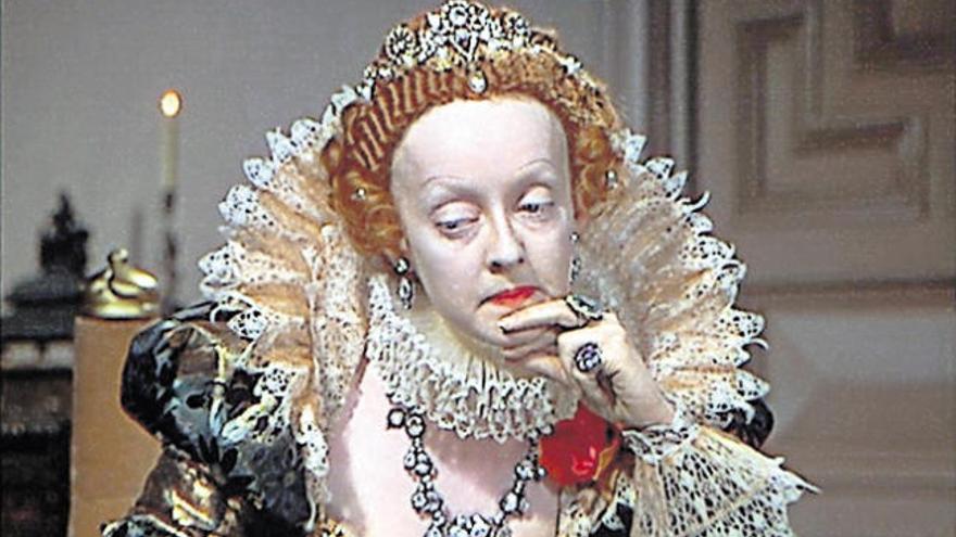 Bette Davis interpreta a la reina Isabel I de Inglaterra.