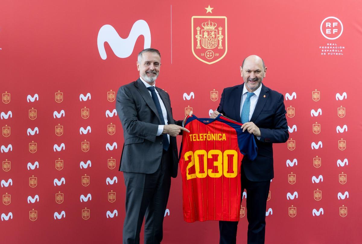 Marc Murtra, presidente de Telefónica, y Rafael Louzán, presidente de la Real Federación Española de Fútbol.