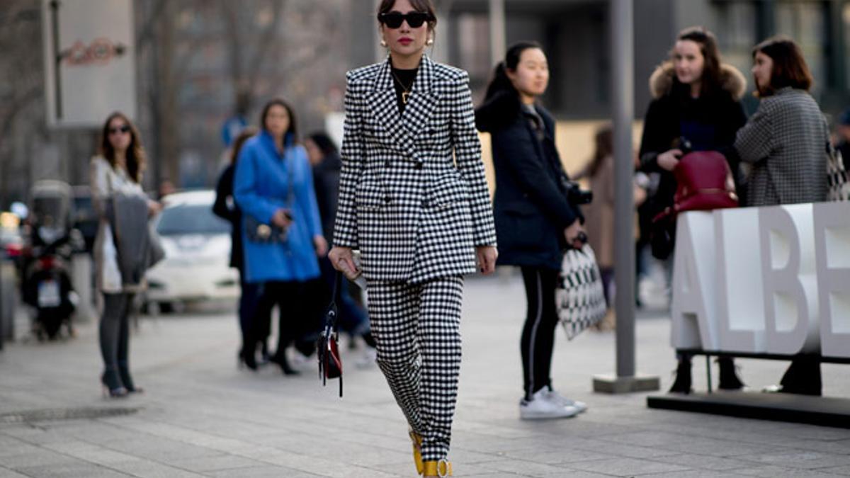 Traje de cuadros con blazer estampada en el 'street style' de Milán