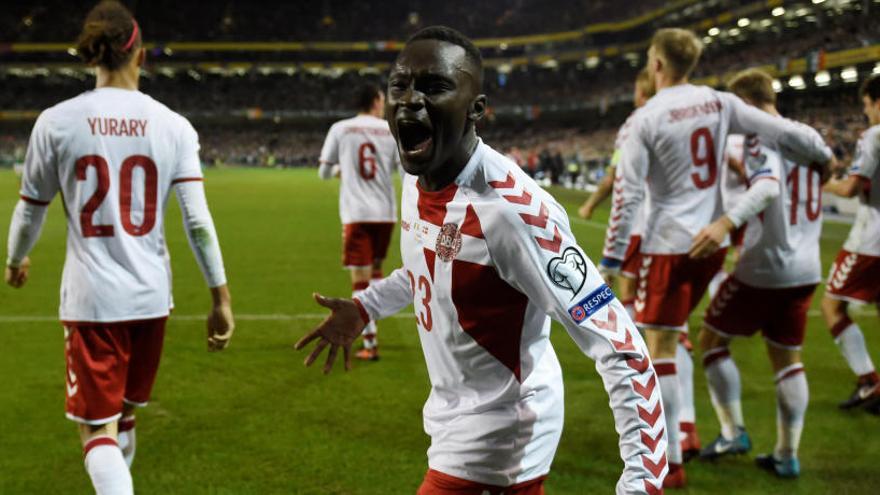 Pione Sisto, jugador del Celta, celebra uno de los goles daneses.