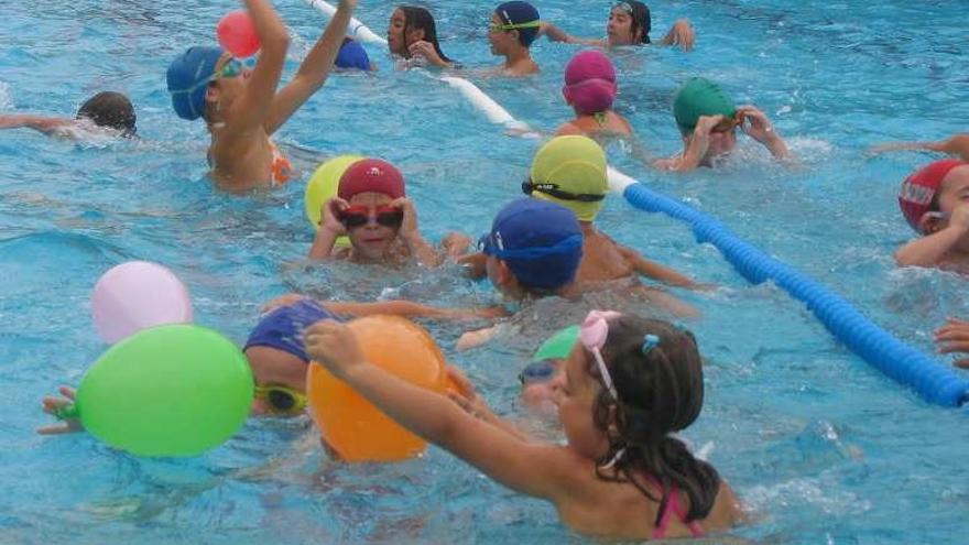 Niños realizan una actividad en una piscina en Abegondo.