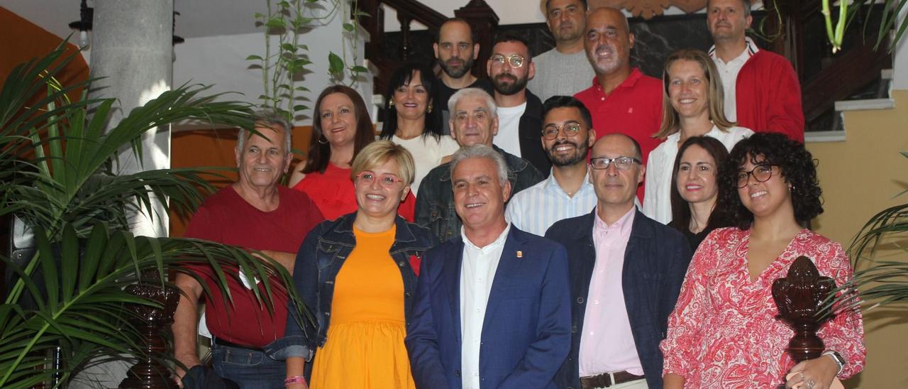 Gonzalo Rosario (en el centro) junto con sus compañeros del Gobierno local