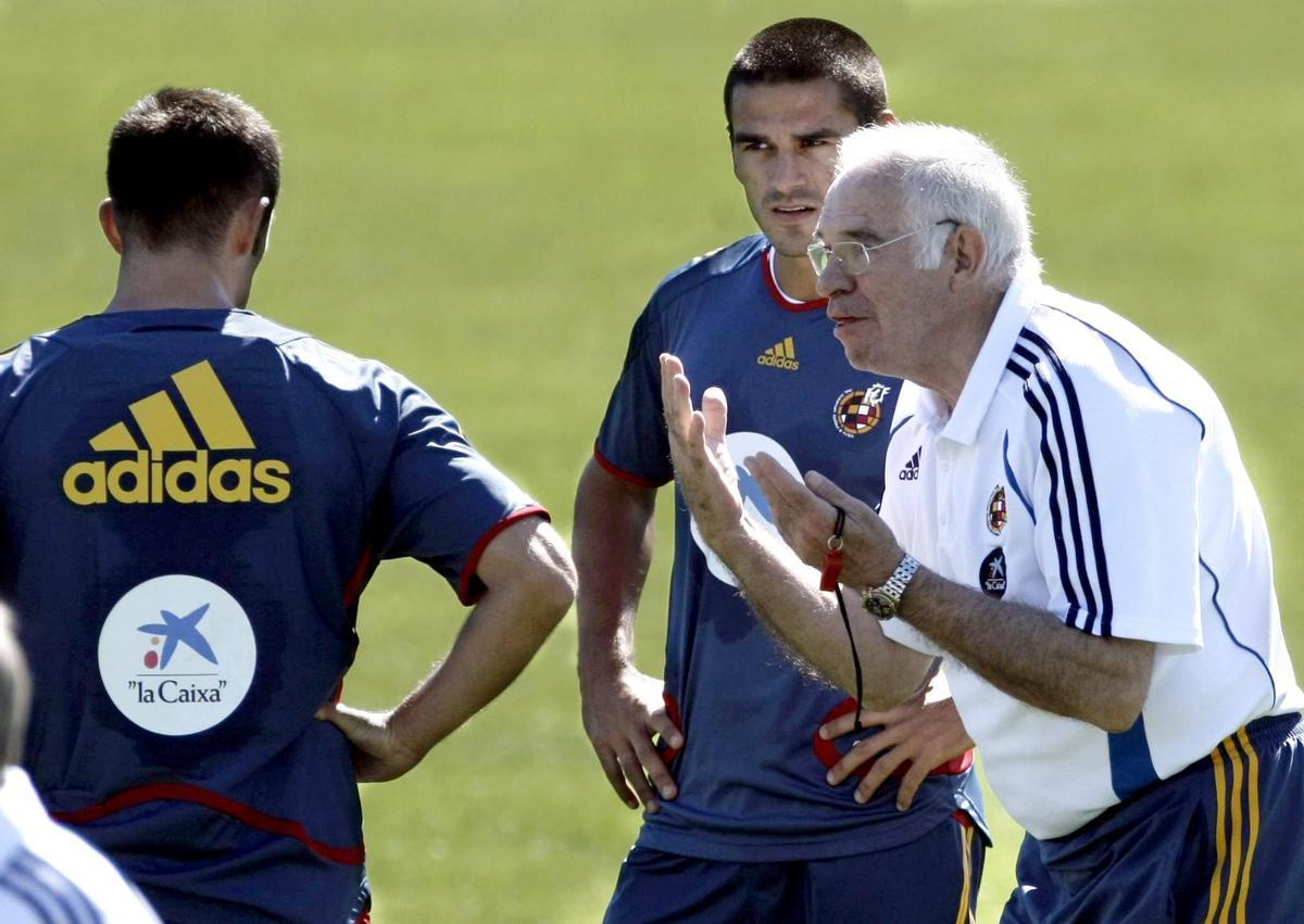 Juanito, al fondo de la imagen, junto a Luis Aragonés con España.