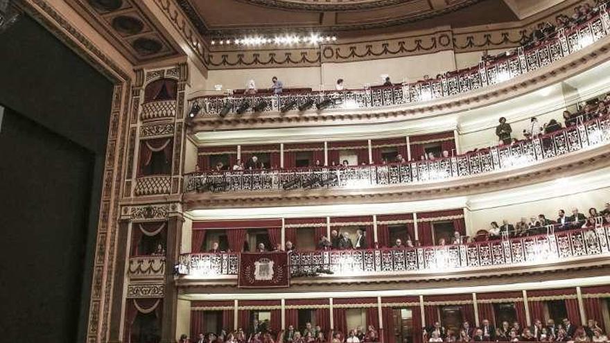 Público asistente al estreno de la ópera &quot;L&#039;elisir d&#039;amore&quot; en el teatro Campoamor.