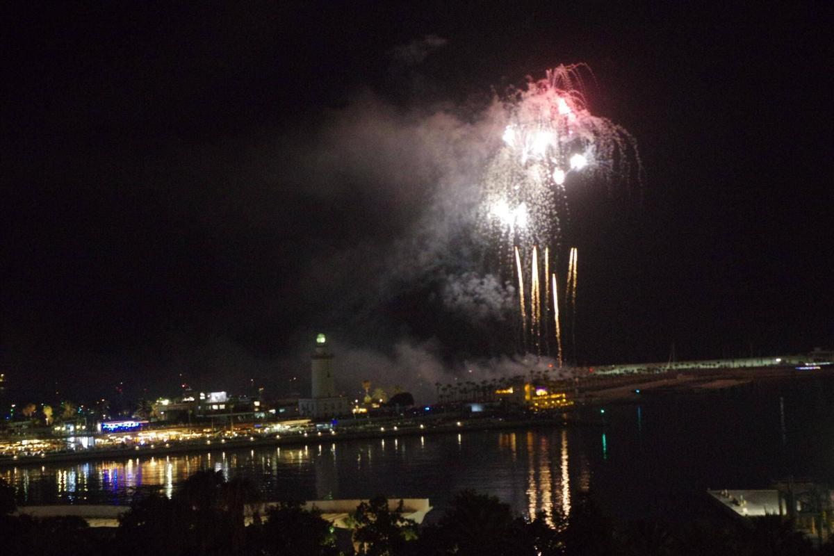 Fuegos de inicio de la Feria de Málaga desde desde el hotel Catalonia Molina Lario Fuegos de inicio de la Feria de Málaga desde desde el hotel Catalonia Molina Lario