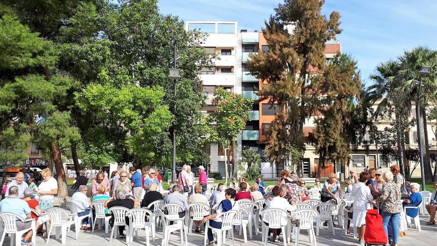 Arranca la Semana de las Personas Mayores con una chocolatada en la Plaza Castelar