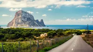 Ibiza regulará, por primera vez, el número de coches que visitan la isla este verano