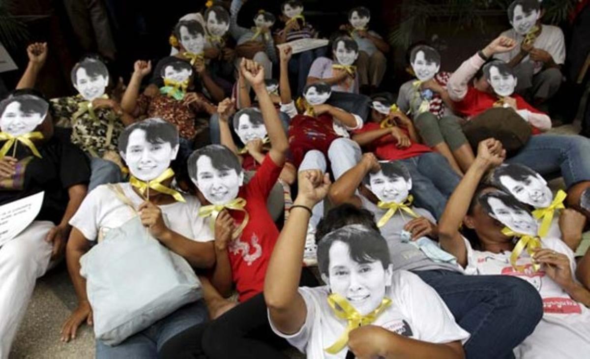 Manifestants filipins congregats a les portes de l’ambaixada birmana porten caretes amb el retrat de la guardonada amb el premi Nobel de la pau, Aung San Suu Kyi, al districte financer de Makati, al sud de Manila (Filipines).