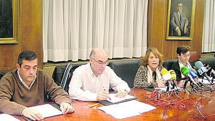 Por la izquierda, Carlos Fernández Moro, Alfonso García Viejo, Carmen Rodríguez y Teresa García Muñoz, ayer, en la sede del Colegio de Médicos de Asturias.