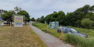 Inquietud en Salinas por la escuela de surf ilegal, que mantiene su actividad, pese a operar sin licencia: "Nos va a afectar a todos"