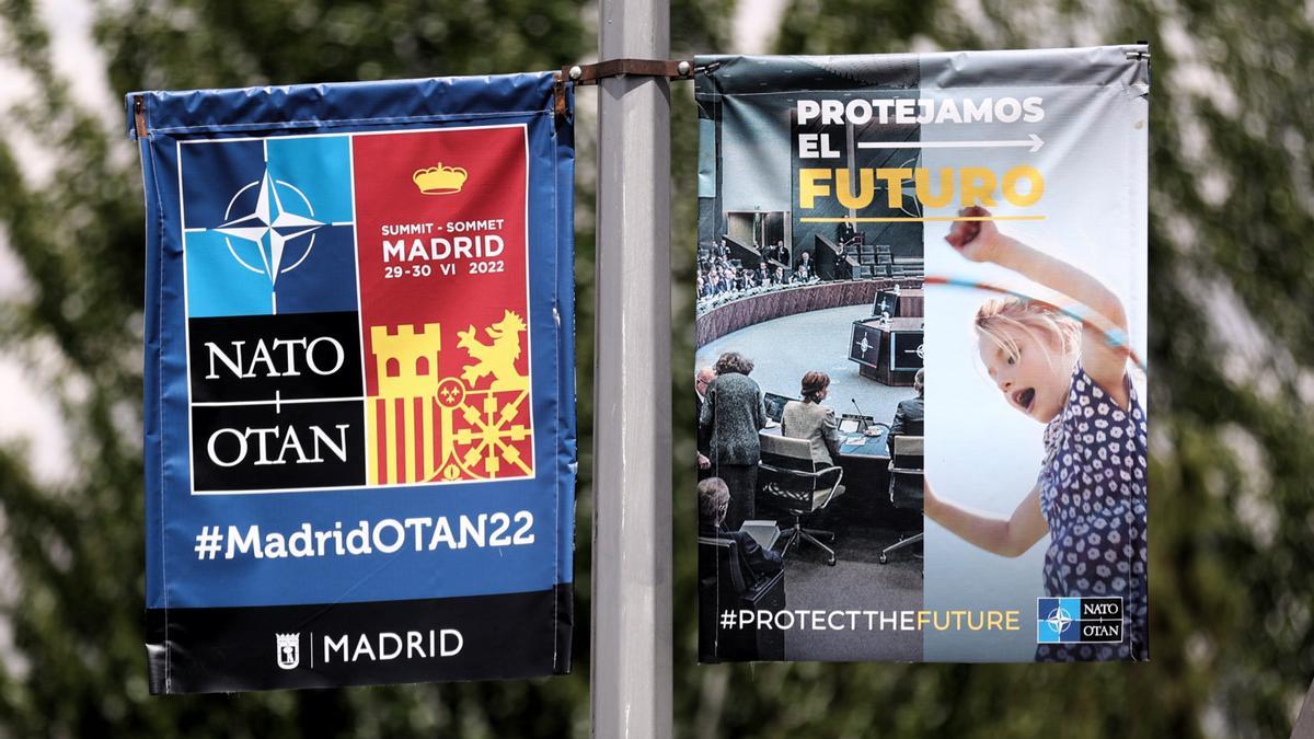 Dos carteles anuncian la celebración de la Cumbre de la OTAN.