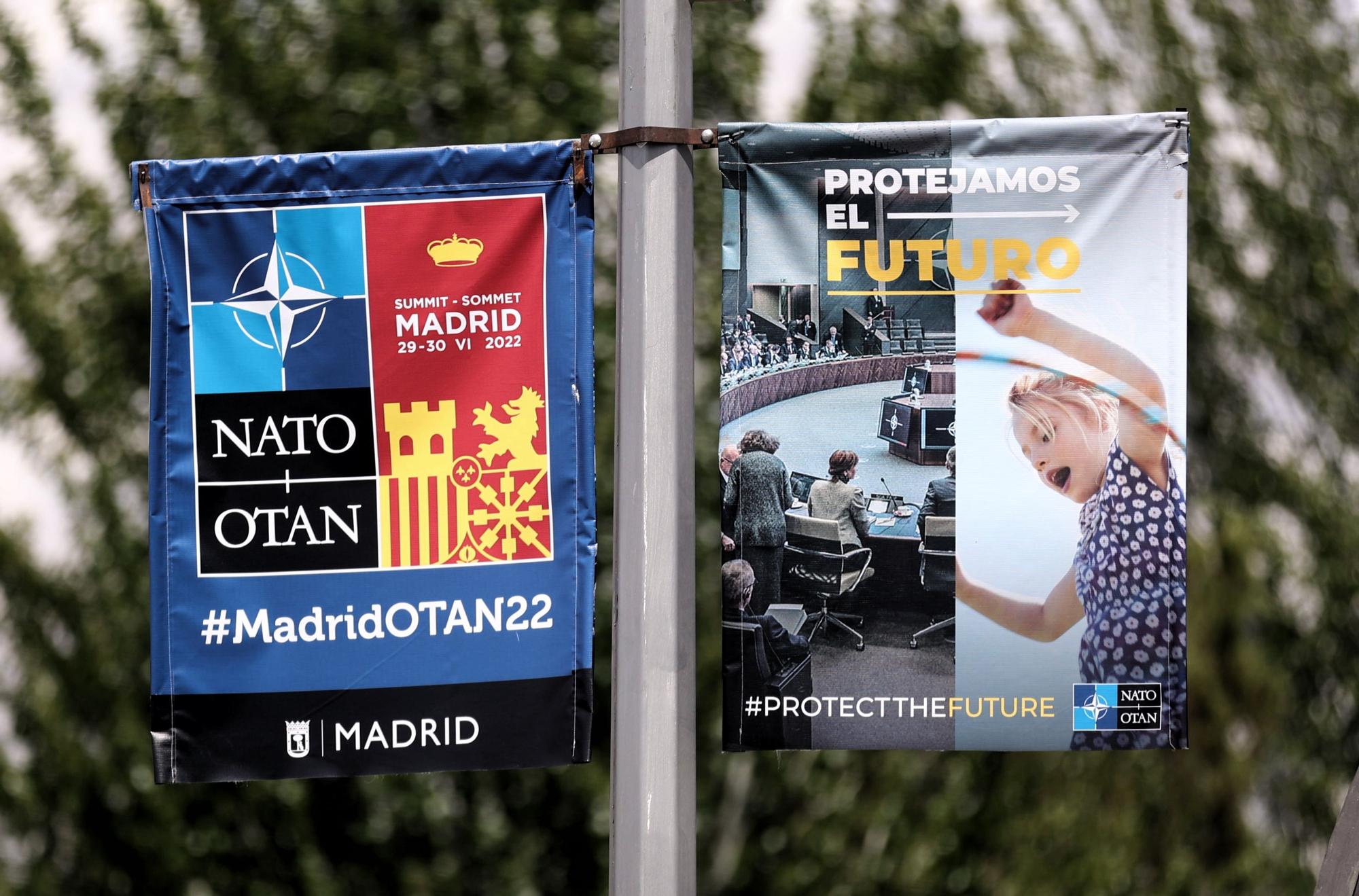 Dos carteles anuncian la celebración de la Cumbre de la OTAN.