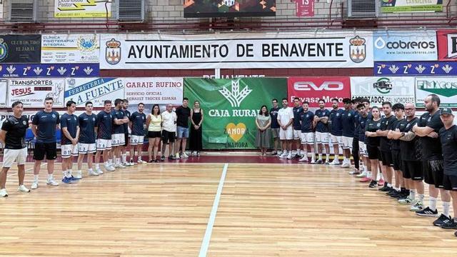 Foto de familia del Atlético Bevavente Caja Rural. | CEDIDA