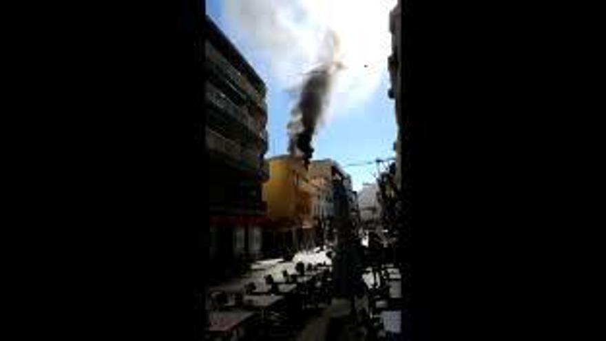 Un chispazo provoca un espectacular incendio en pleno centro de Benidorm