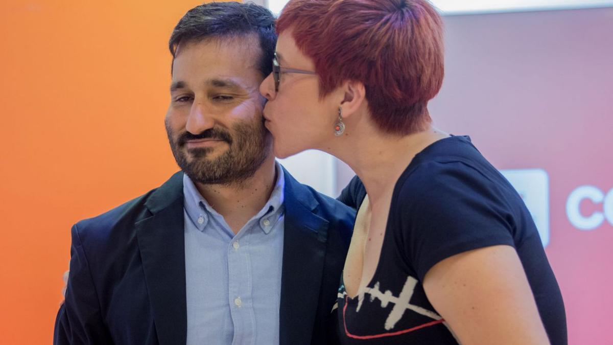 Àgueda Micó besa a Marzà tras la despedida de este ante los medios de comunicación. | F. BUSTAMANTE