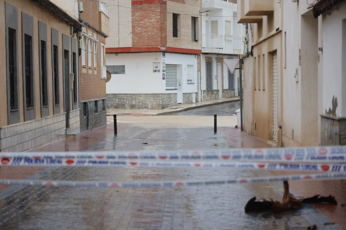 Calle de Los Alcázares, este viernes, tras el paso de la dana Alice por el municipio.