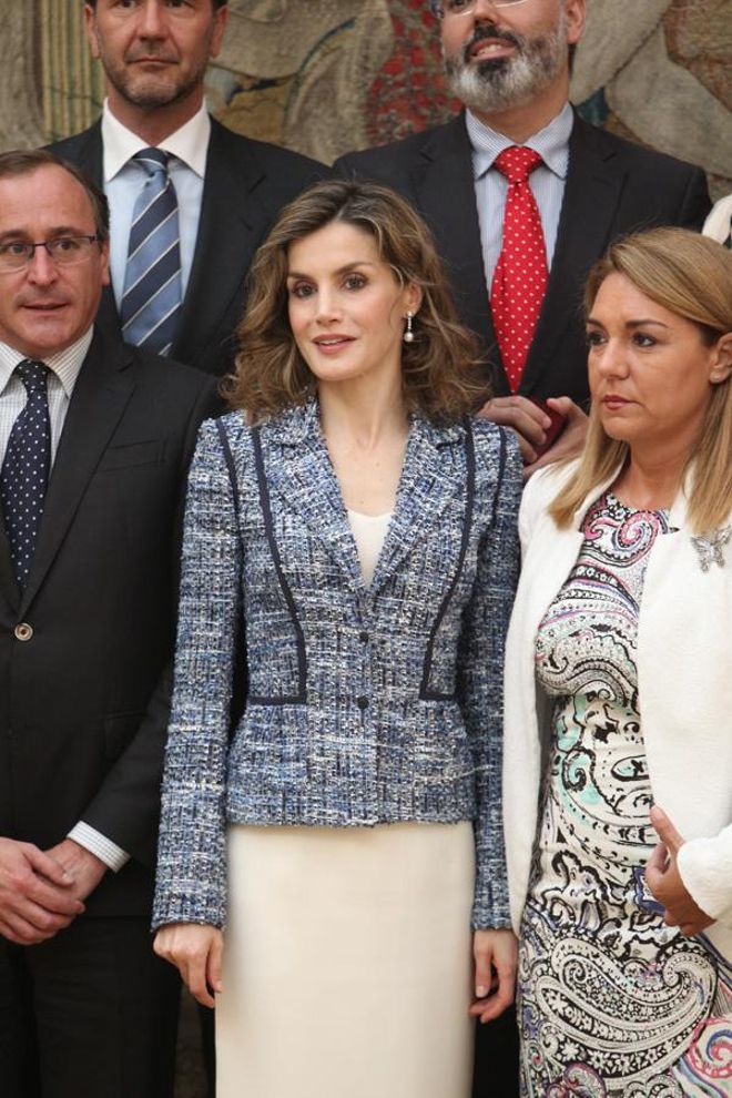 Letizia Ortiz con chaqueta azul y vestido nude en una entrega de premios