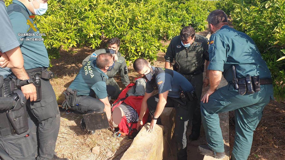 Momento en el que los agentes hallaron al anciano desaparecido.