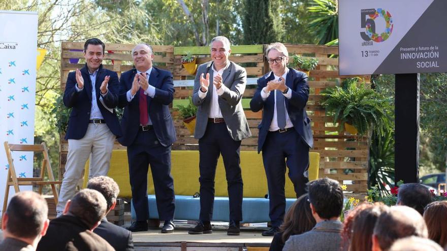 Bendodo junto a Marc Simón, subdirector de la Fundación Bancaria ´la Caixa´ y Juan I. Zafra, director de CaixaBank en Andalucía Oriental.