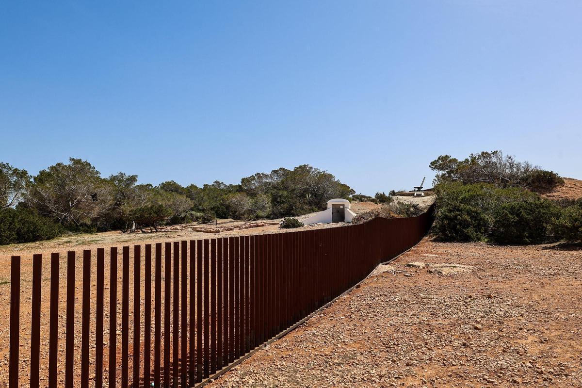 Vallado que delimita un tramo de la batería militar de sa Caleta.