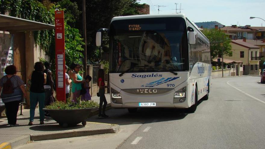 Usuaris del transport públic pujant a l´autobús en una de les parades de Moià