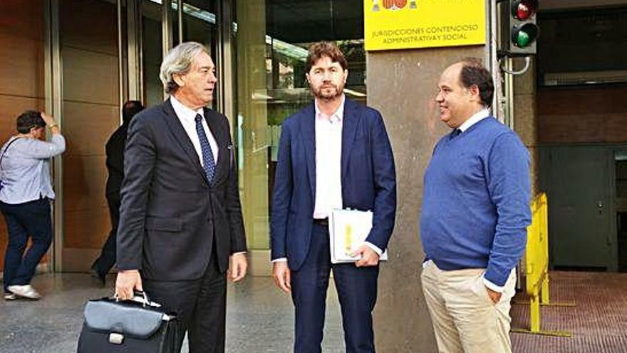 El ingeniero José Ramón Fernández, el alcalde Carlos Calvelo, y el abogado Calixto Escariz en la Audiencia Nacional.